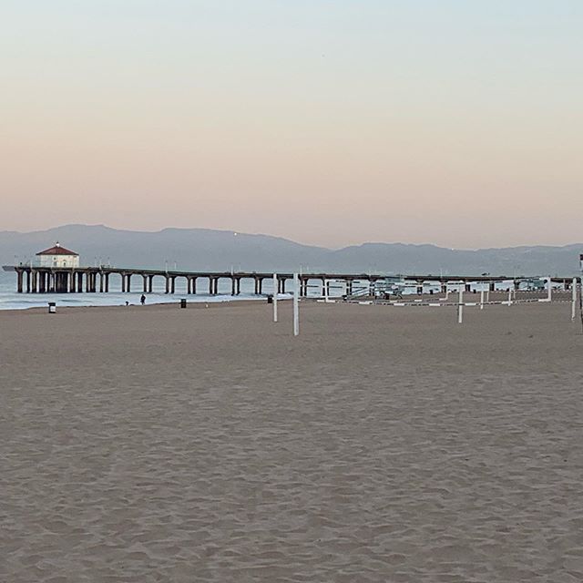 It&rsquo;s the last week to sign up for the 6th annual 4DFours coed Vball Tournament on October 12th on the South side of the Manhattan Beach Pier! Go to 4DFours.com to sign up before it fills up!!
.
.
.
#manhattanbeach #hermosabeach #manhattanbeachp