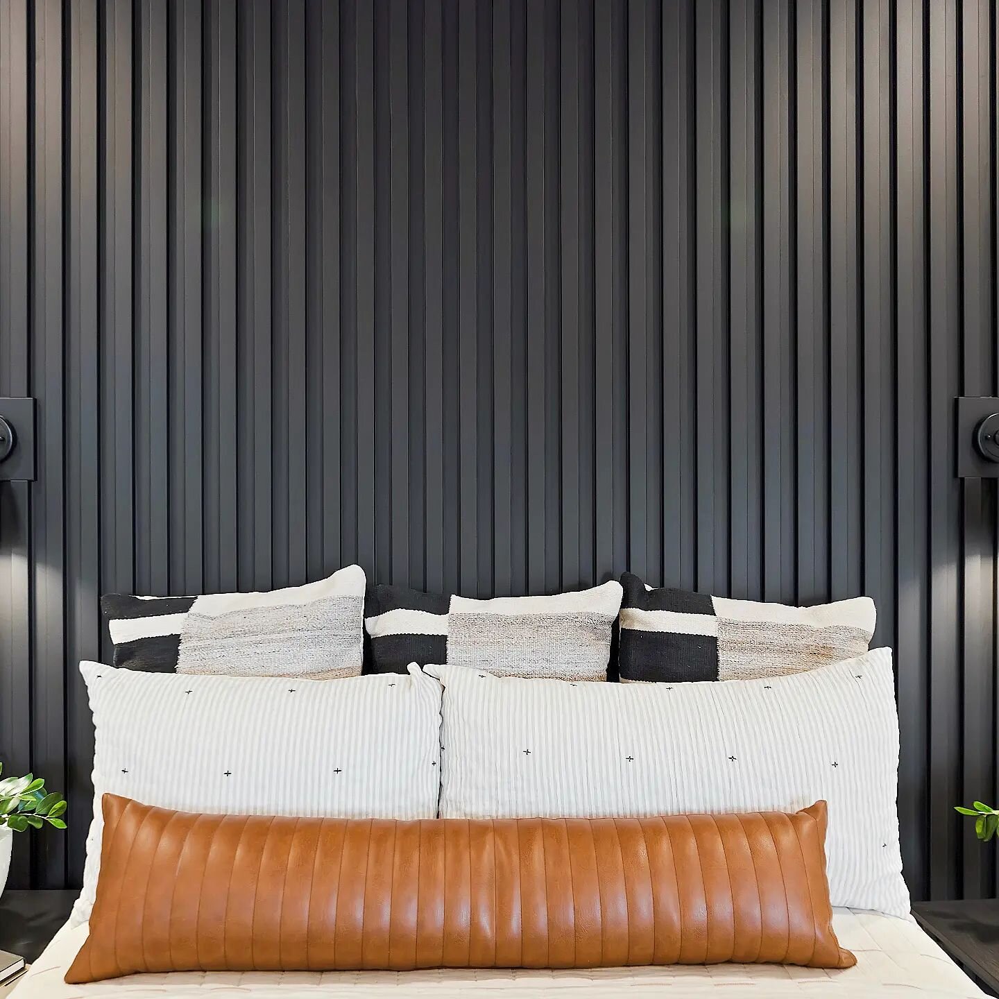Close up of this beautiful black slat accent wall. 🖤 It's a simple design but adds a ton of character to this room. ✨️
.
.
.
.🔨 Design &amp; Build @customhomesbb
. 🛋 Home Decor @sullivanhomesstaging
. 📷 Photography @sunnyskiesmedia
.
.
.
.
.
#int