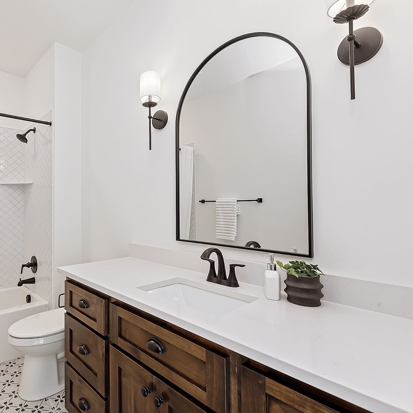 I love the use of accent mirrors in bathrooms. 🛁 Adds a cute touch while remaining cost effective and leaves room for sconce lighting on the sides of the mirror. 💡