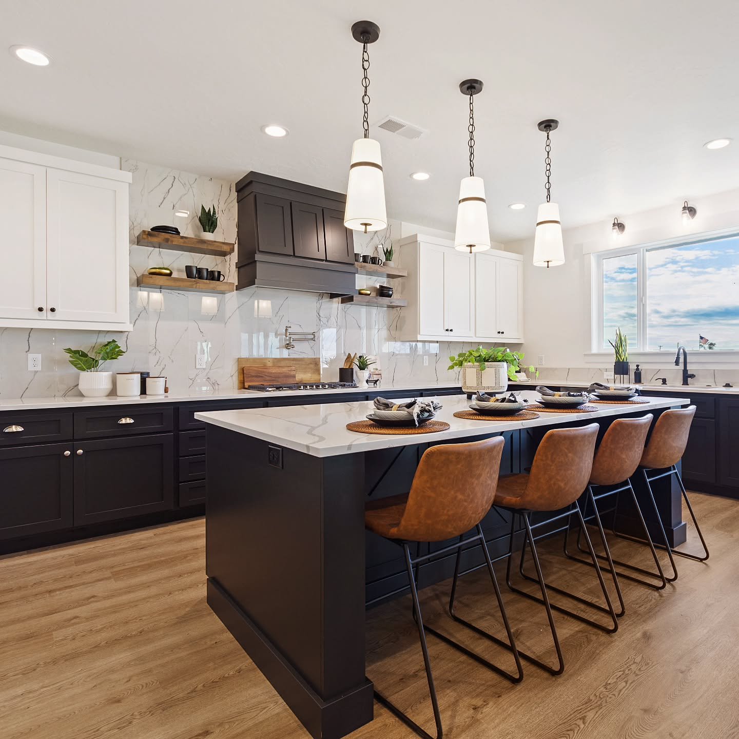 Pairing black and white finishes with stained accents is one of my favorite ways to design a home. 🖤
