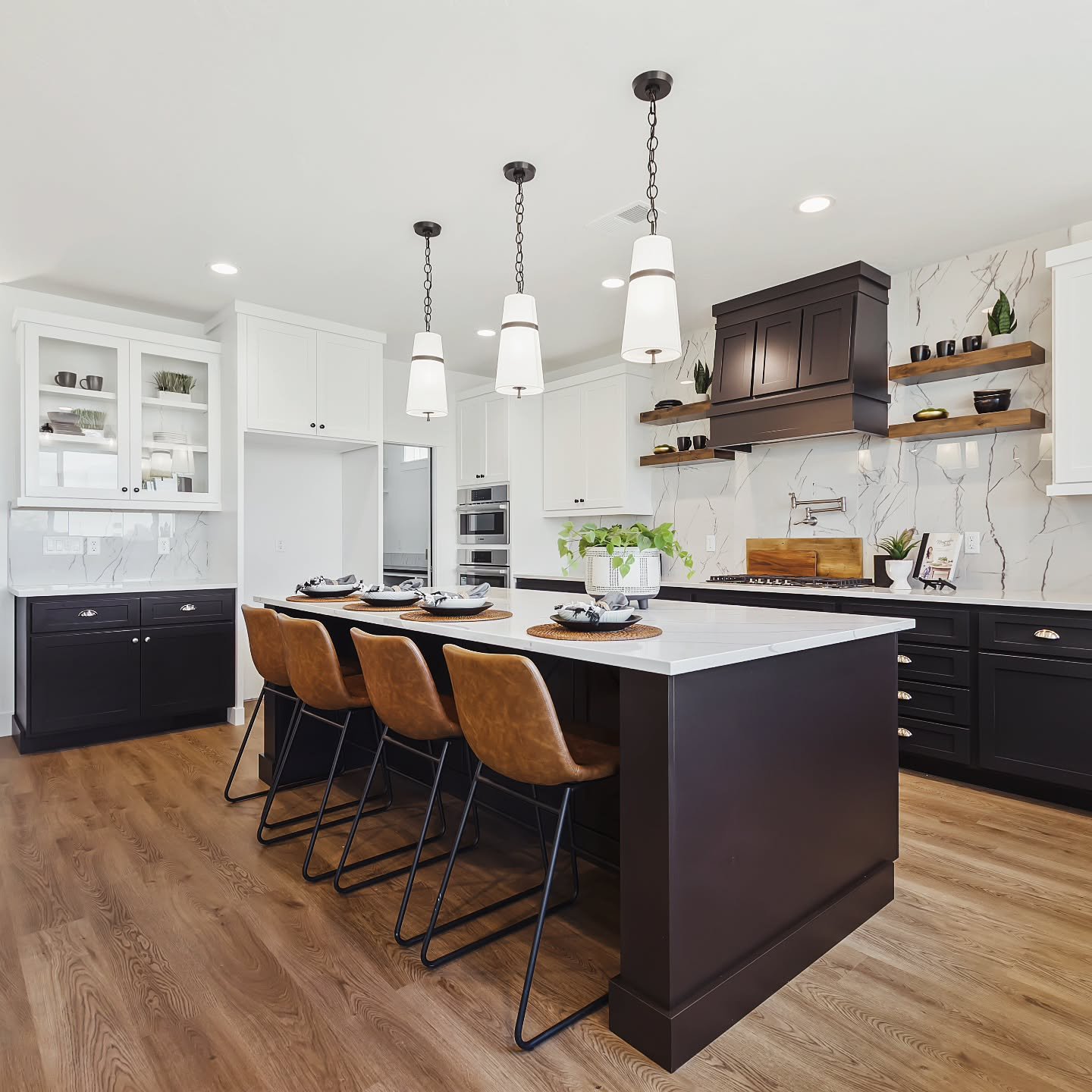The kitchen in our latest 'Faye' model combines a beautiful contrast of black and white with a touch of warmth with the stained shelves and warmer floor tone. 🖤