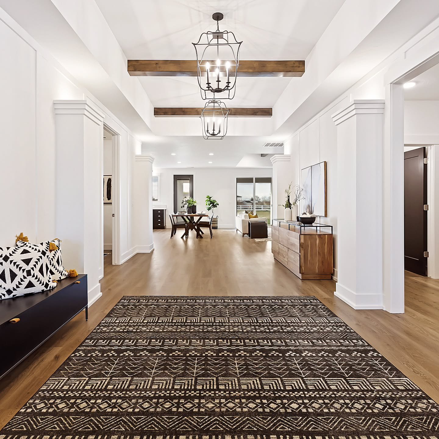 We love en entryway that makes a statement. 🖤