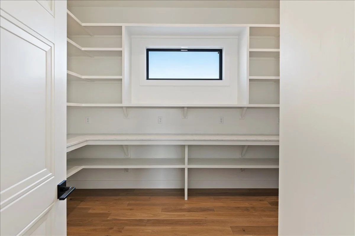 24-Pantry.jpg