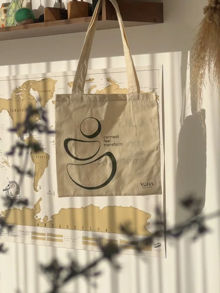 Tote bag design for @vonasoundtherapy ❤️&zwj;🔥😍 

For all your daily wellness essentials:
🥣 Cuenco
📔 Journal
💧 Water bottle
🌶️ Hot sauce
🍫 Emergency chocolate
🐶 Doggie poop bags
👄 Lip Balm
👃 Thai Herbal Inhaler
☝️ UNO Cards 

Because honest