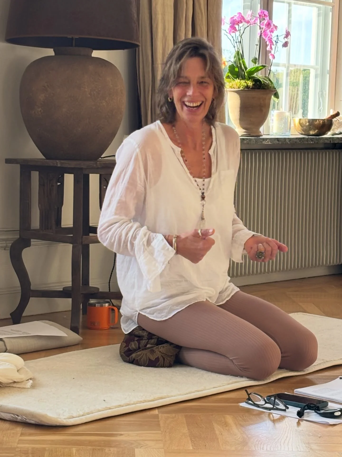 YOGA HELG | &Ouml;STERBY G&Aring;RD 17-19 April, 1,5 h fr&aring;n Stockholm City, mitt i den s&ouml;rml&auml;ndska l&auml;tt kuperade naturen, precis invid N&auml;shultasj&ouml;n med egen brygga, vedeldad bastu och vackra skogsstigar. I detta&nbsp;pa