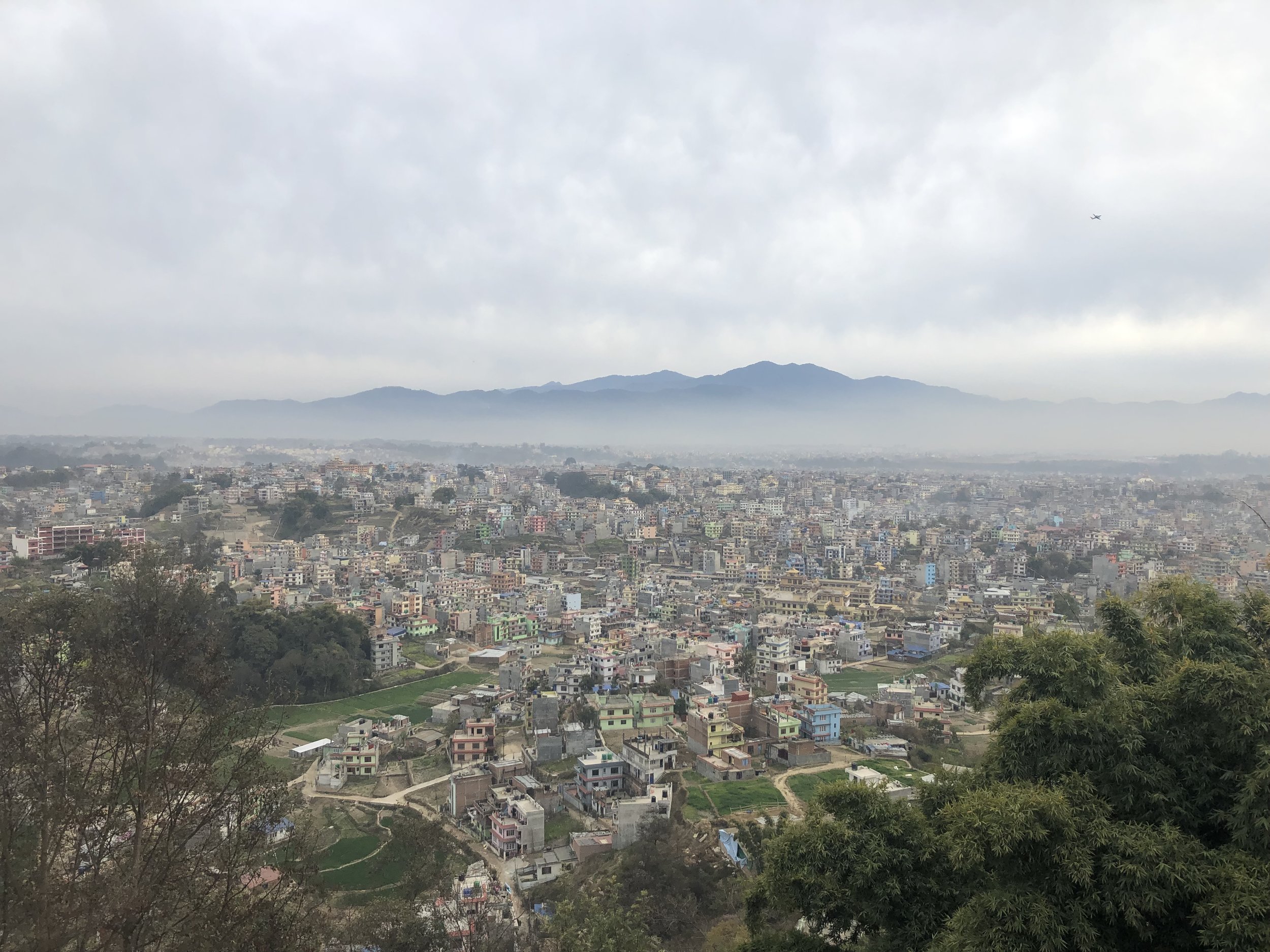 Utsikt over Kathmandu fra Kopan. Kort tid før bildet ble tart så jeg en forurensningsmåling som gikk fra grønn til mørk rød. Luftkvaliteten settes til mørke rød når det måles over 300 ett eller annet. Denne dagen viste målingen 480...