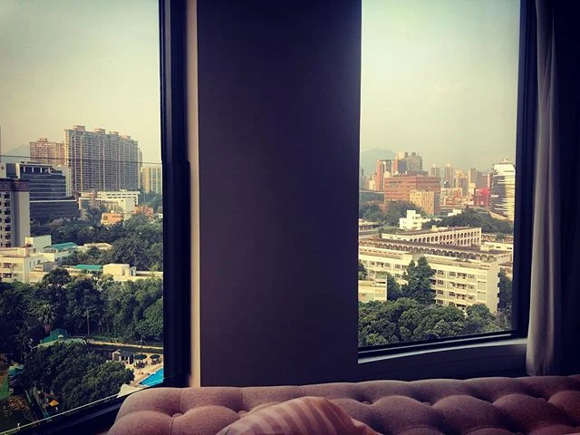 Utsikt i sengeenden. Det er billig &aring; bo p&aring; hotell i Hong Kong n&aring;. Badet p&aring; rommet jeg bor i er omtrent dobbelt s&aring; stort som de fleste stedene jeg bodde i Japan. I morgen drar jeg opp i fjellet utenfor byen for &aring; v&