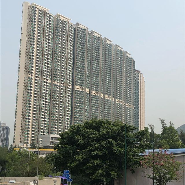 Tror det bor flere mennesker i denne blokka enn i hele Oslo. Lurer p&aring; hvordan livet er der inne. #density #hongkong