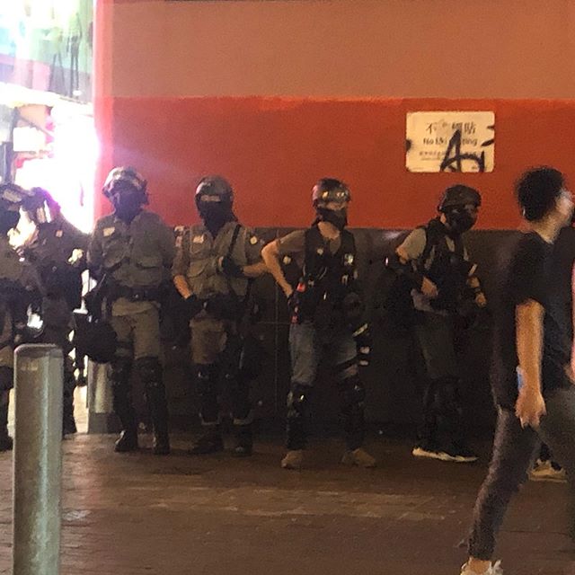 S&aring;nn er det alts&aring; i Hong Kong om dagen. Nonnene jeg har bodd hos formante meg om ikke &aring; bevege meg utend&oslash;rs etter klokka 19 (som i f&oslash;lge dem var nattestid). Men det er alts&aring; v&aelig;pnet politi over alt og de ser