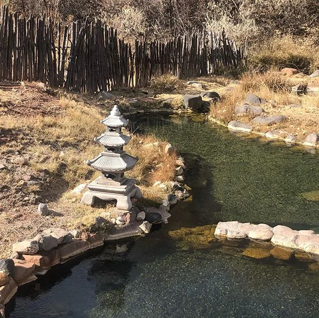 Driver med zen i apachenes og navahoenes rike. P&aring; kveldene ligger jeg i den varme kilden og ser opp p&aring; tusenvis av stjerner. Pr&oslash;ver &aring; ford&oslash;ye at jeg snart skal hjem ❤️