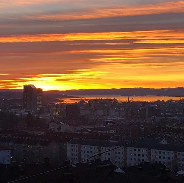 Nyter den f&oslash;rste solnedgangen fra den nye leiligheten min. Godt nytt&aring;r til alle kjente og kj&aelig;re ❤️