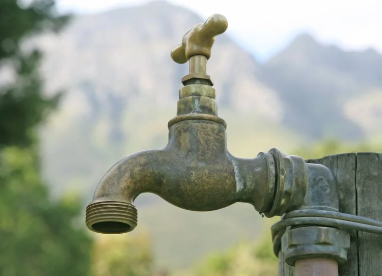 4 Ways a Hot/Cold Hose Spigot Makes Life Easier - Universal Plumbing u0026 Sewer