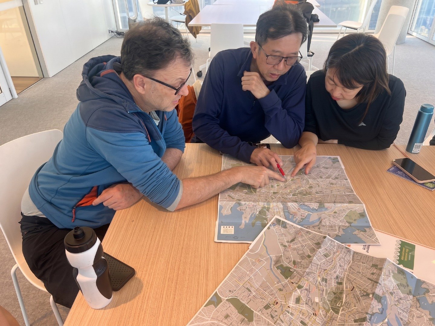 We instruct without lecturing.

At Pedal Set Go, our approach is shaped by years of riding, teaching and talking with people who use our streets, shared paths and cycleways.

As instructors, we give clear, practical guidance. We teach skills, explain