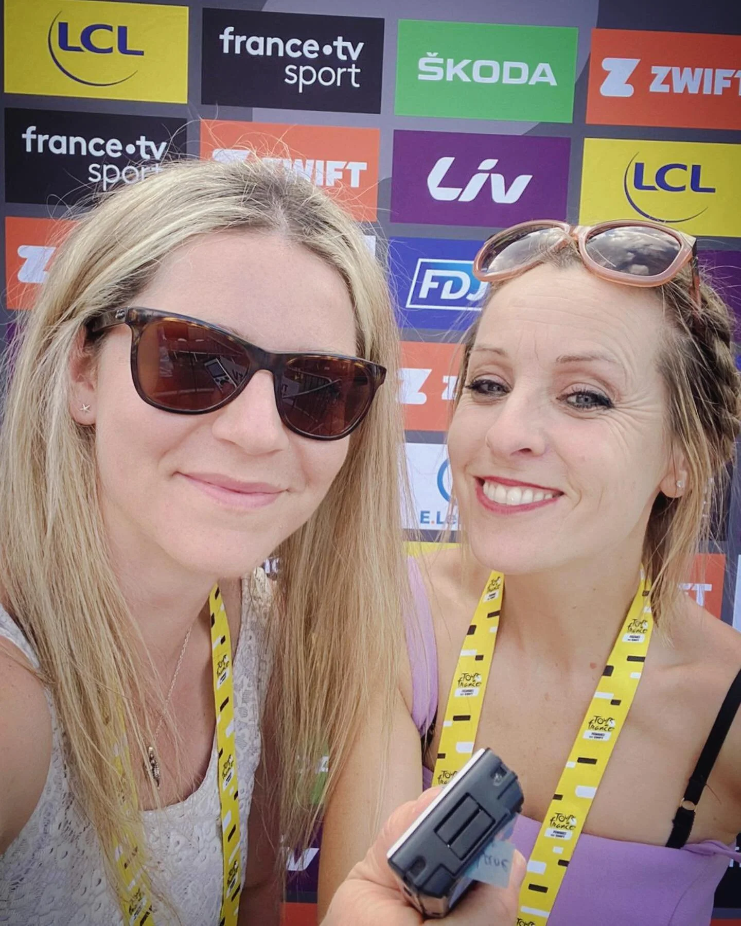 Working the mix zone on 
m  o  n  u  m  e  n  t  a  l  day 
@letourfemmes avec @gozwift @letourdefrance
🎤💥 @athletejourno @espnuk