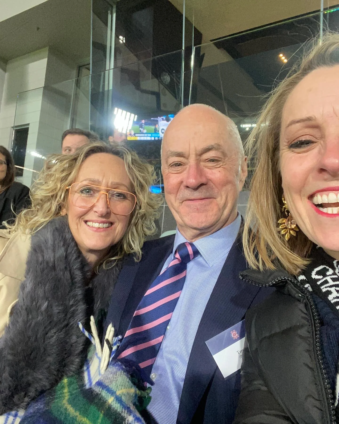 Love up at the G ❄️🥶tiramisu for the ages + @guygrossi photo bomb &hearts;️❄️&hearts;️ big big love @timothypaullane @palmer.katrina @mcg #Melbourne #MCG #Blanket #Tiramisu #Love #BigLove