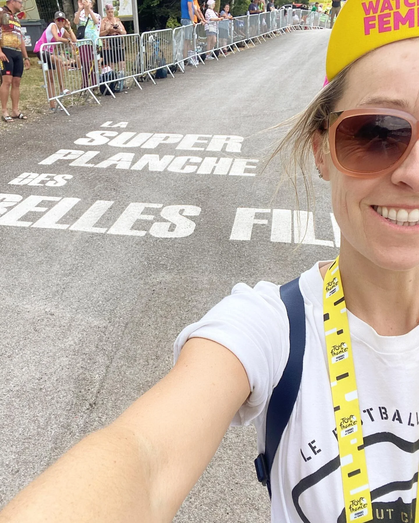 Last seven km of mountain top finish by foot 🏔 🏃&zwj;♀️ , before grand finale of first Tour de France Femmes avec @gozwift wahoooooo 🚴🏽&zwj;♀️💪🏾&hearts;️
Picnics, playing cards, signs, flags, young, old, dogs and rainbow of colour 🫶🏽🫶🏽🫶🏽?