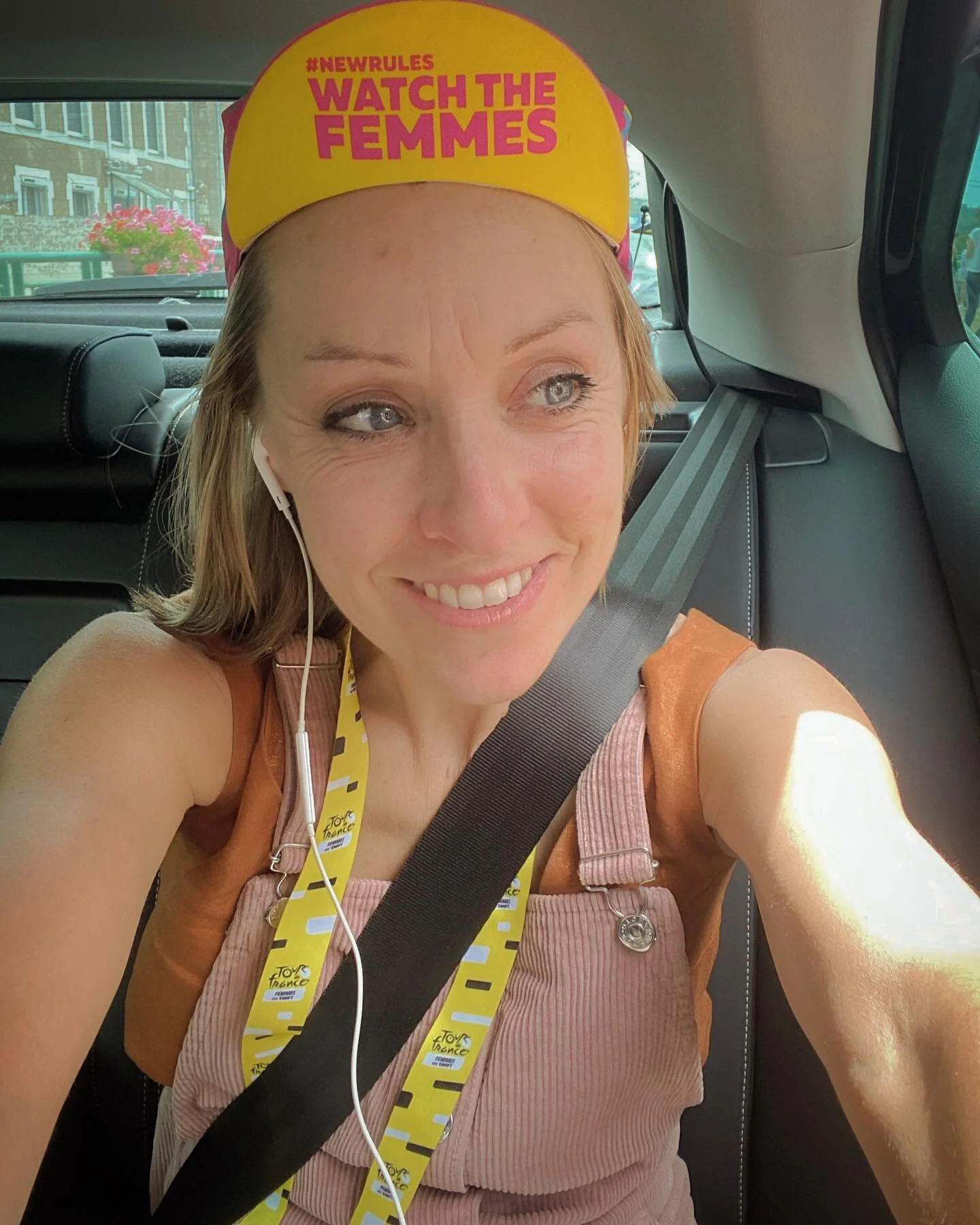 Watching the femmes/pinching self @letourfemmes avec @zwift &hearts;️💪🏾💥&hearts;️
En route avec Chantal Beltman 🫶🏽💪🏾🚴🏽&zwj;♀️ Roadside updates avec @thibaut.aubin 🎤💥 #CinquiemeEtape 
Scrambled eggs d&rsquo;amour @augustinmiellot 🍳&hearts;
