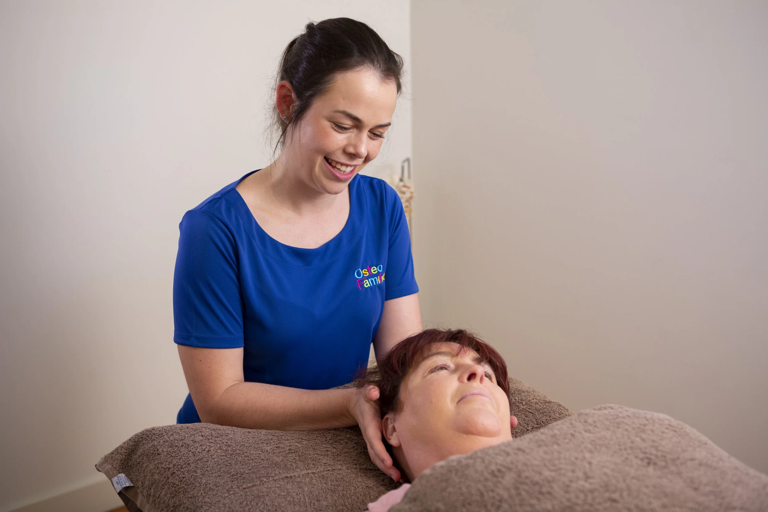 TOP 5 COMMONLY ASKED QUESTIONS ABOUT WHIPLASH. What is whiplash, what are the symptoms of whiplash, how does it occur, what imaging is needed and what is the treatment of whiplash?