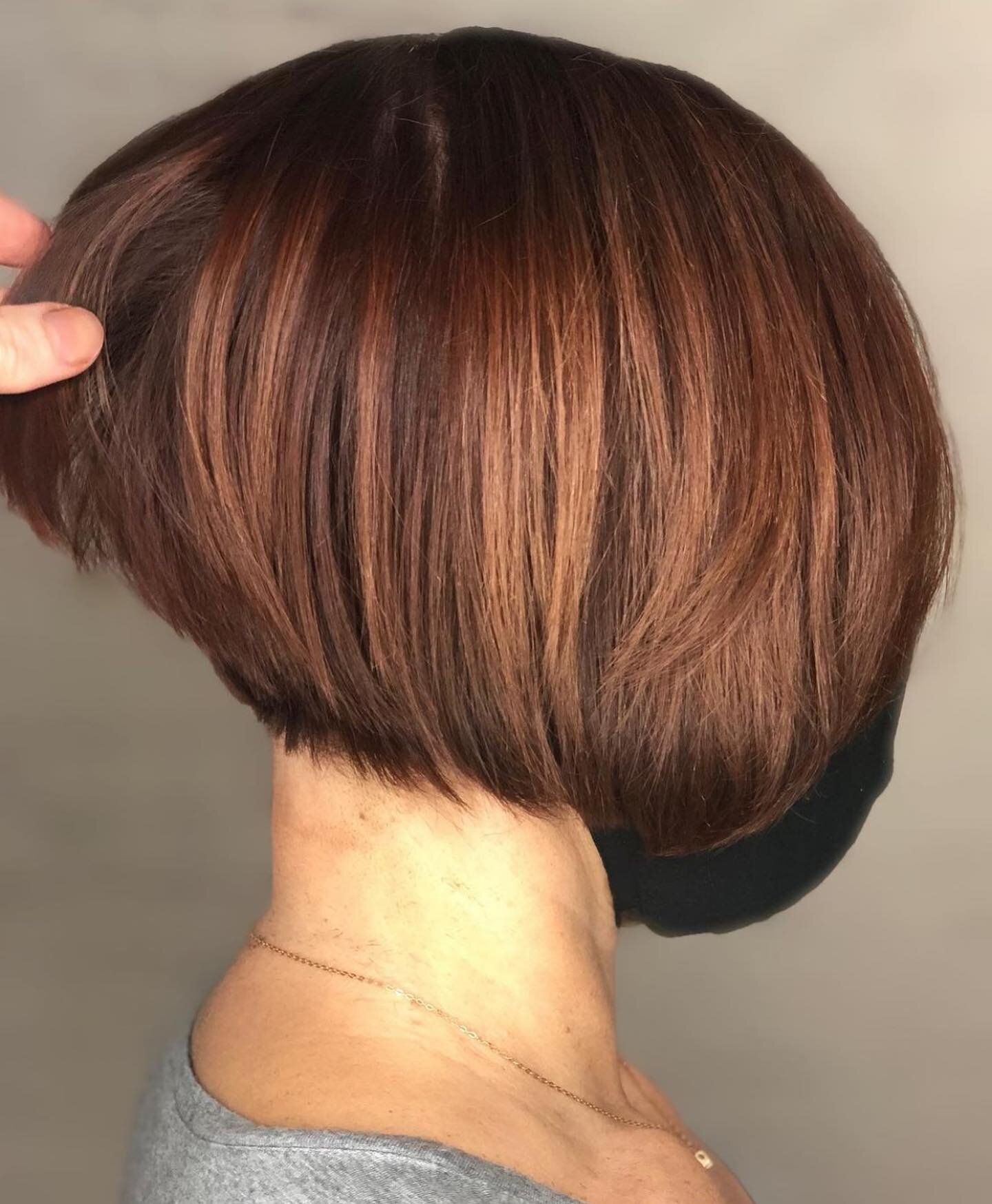 Root / Gloss / Stacked Bob Haircut by Courtney 

❤️❤️❤️ 

@stylebycourt @beautiquehairdesign