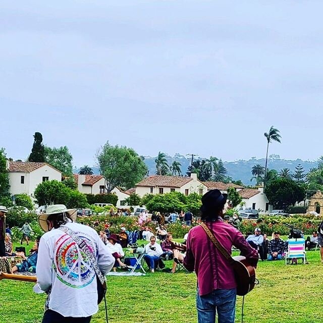 M&aacute;s musica is happening this Thursday in the Rose Garden by the SB Mission! We&rsquo;ll be starting earlier this time at 5pm and wrapping up by 7:00, so bring your picnic dinner and enjoyed some music and spaced-out socializing in the open air