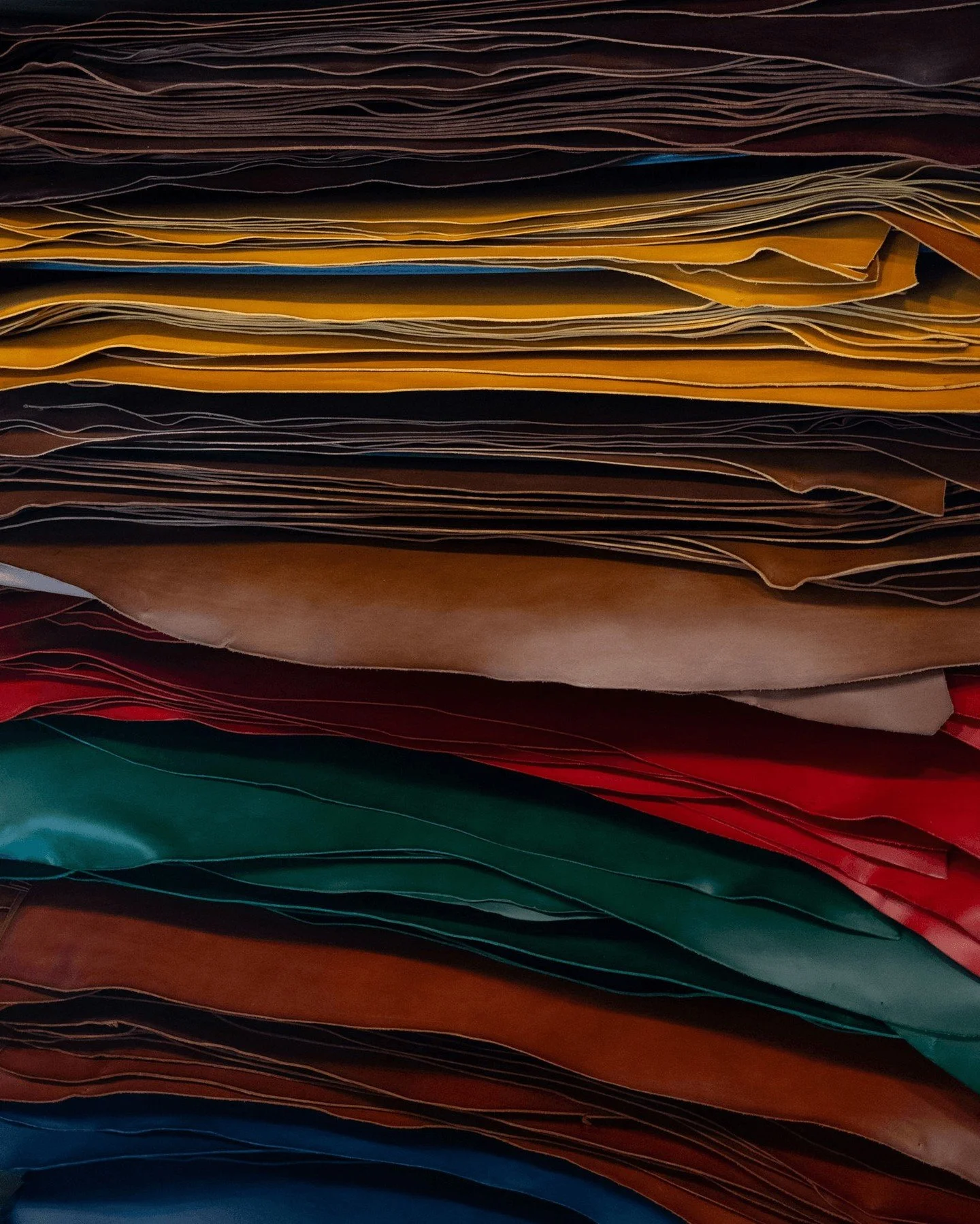 Back in stock: Buttero from Conceria Walpier.
Crafted in Tuscany, these vegetable-tanned double shoulders feature a smooth grain and rich, saturated color. Choose raw flesh side or resin-finished for a cleaner interior. A staple Italian veg-tan, now 