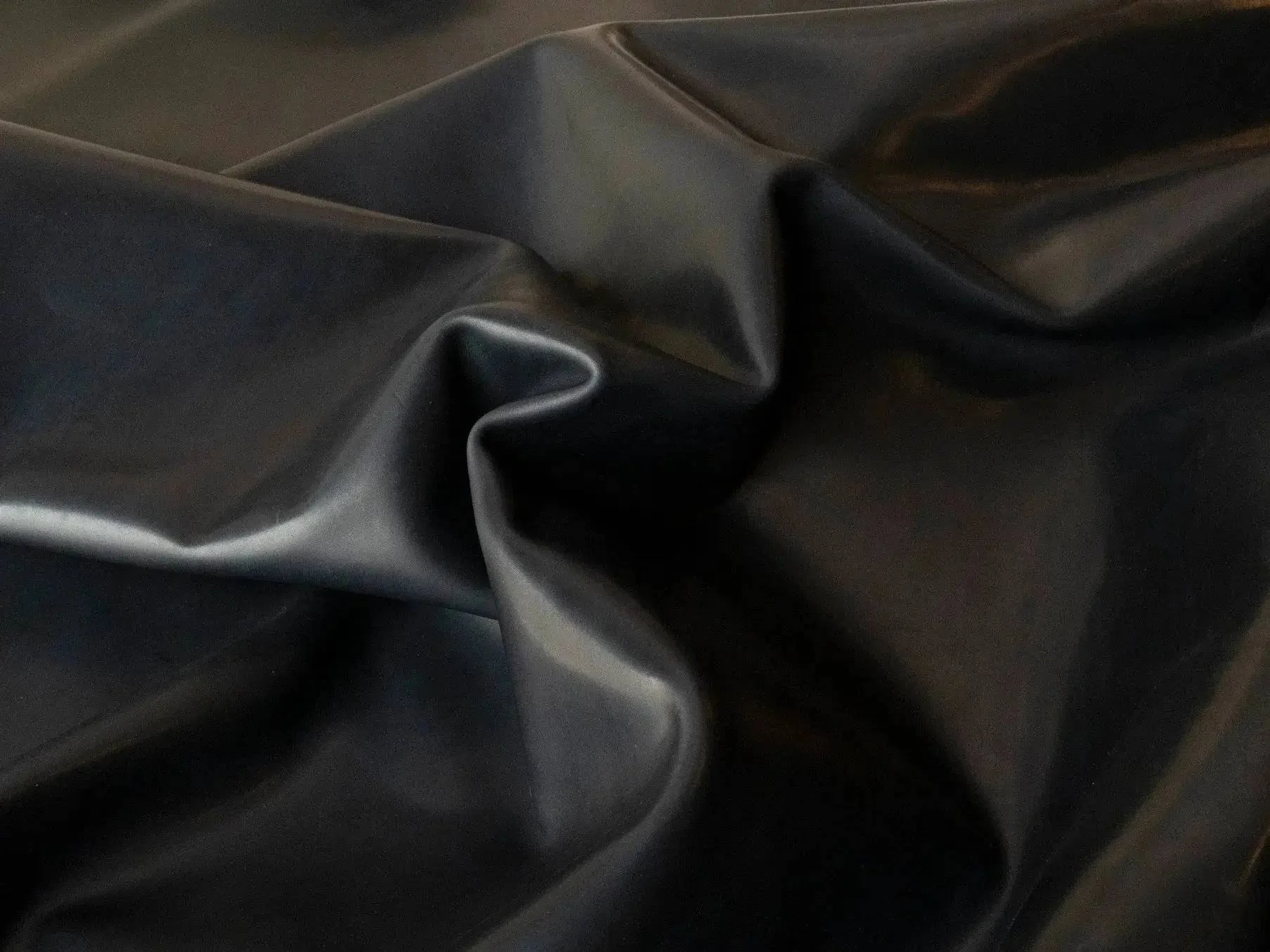 Atlantica_Etrusco_Nero_Scrunch.webp
