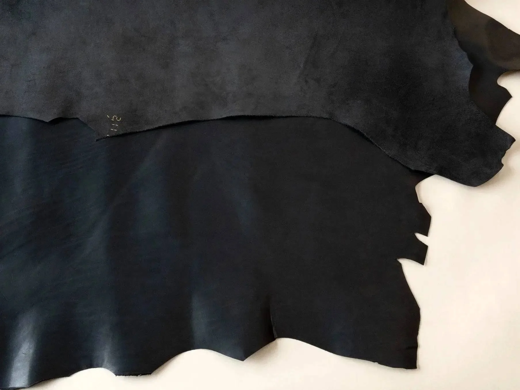 Atlantica_Etrusco_Nero_Hide.webp