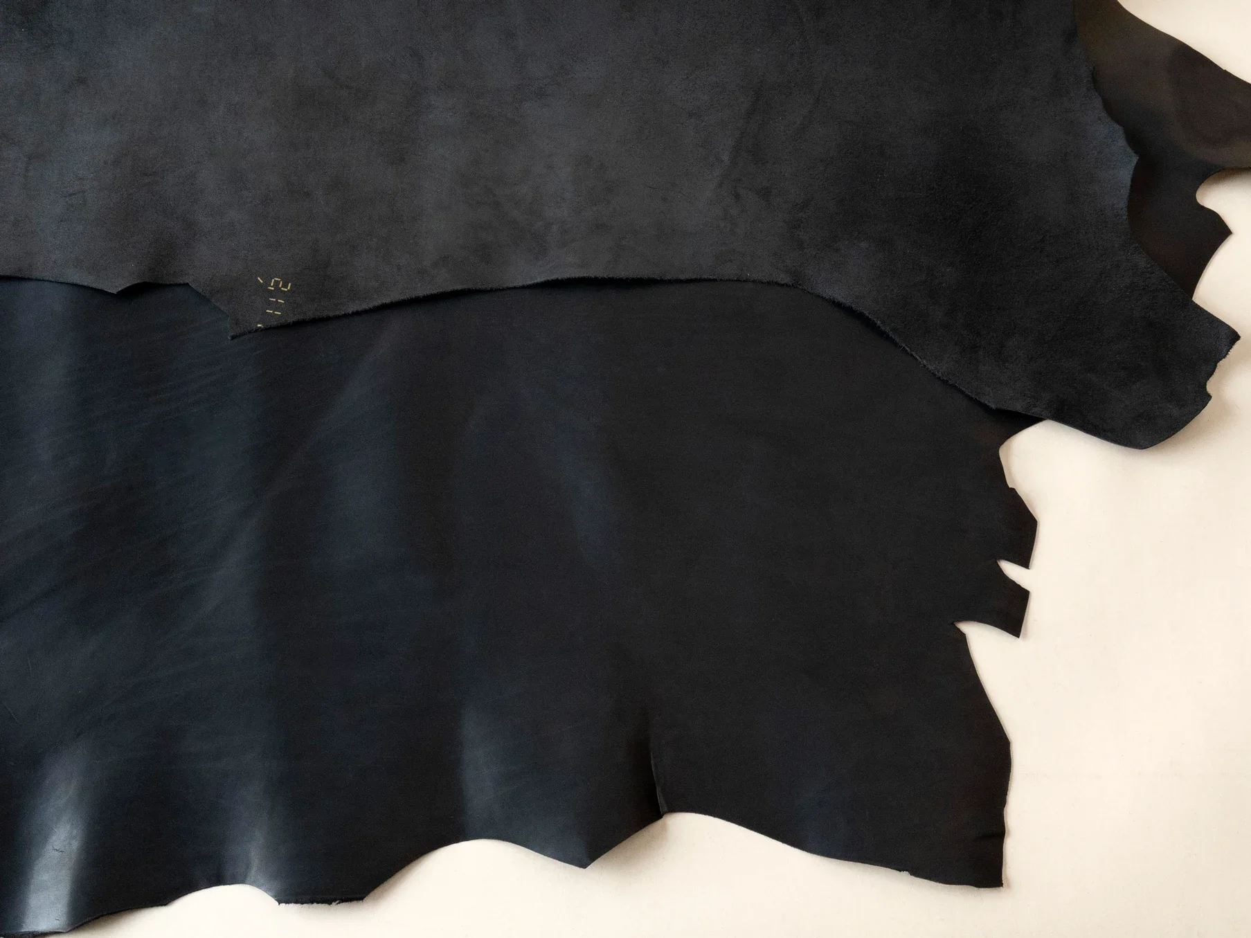 Atlantica_Etrusco_Nero_Hide.webp (Copy)