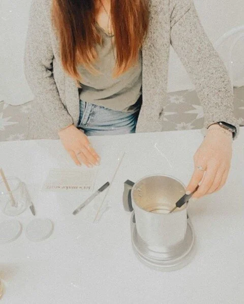 Meet our next vendor to be hosting a workshop, @raeofsunshinecandlecompany! β β β β β β β β β 
.β β β β β β β β β 
Alex makes AMAZING candles, wax melts, and more and she is going to share her secrets with you! Pick two different vessels, pick your fragrance, wick, an