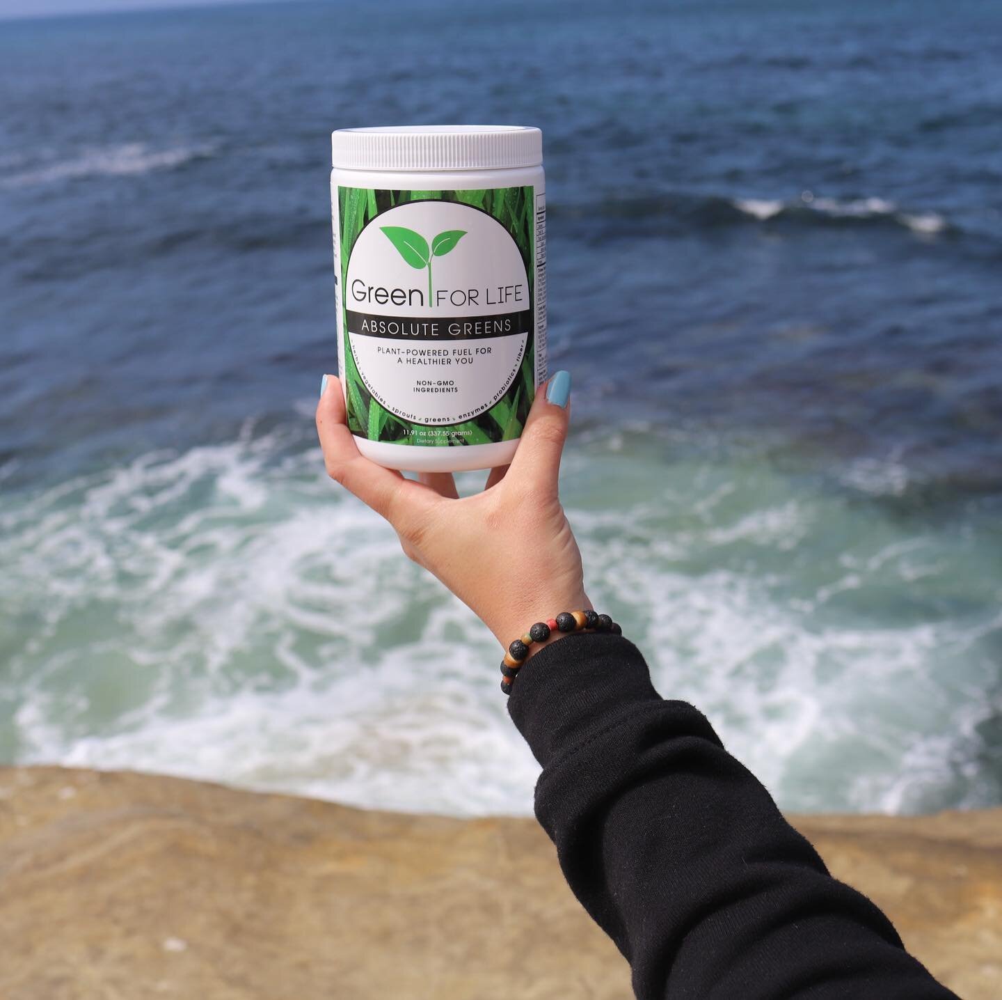 Clean up your life with one scoop a day of nutrient packed greens 🌱

#greens #greenforlife #healthy #supplement #ocean #healthy organic #vitratox #cleanse #cleaneating #lajolla #sandiego #california