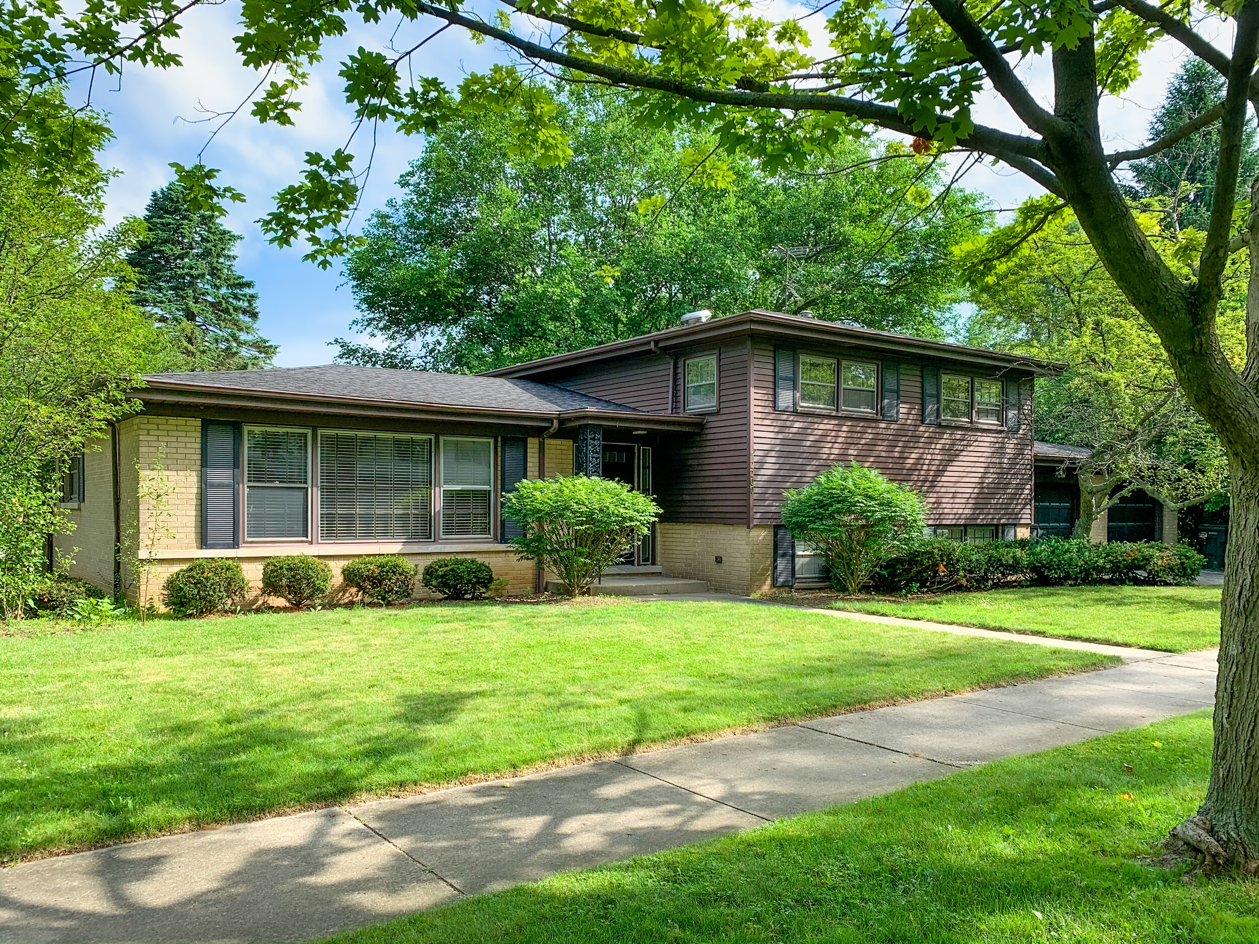 2200 Sandy Ln, Wilmette*