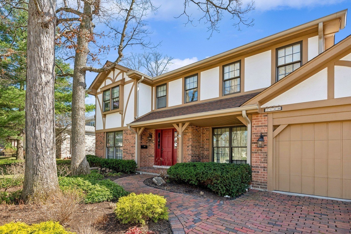 Welcome home 🏠️ We love this beautiful entrance to one of our recent listings!⁠
⁠
#wilmette #wilmetterealestate #kenilworth #winnetka #newtrier #newtrierrealestate #compass #compasschicago #compasswinnetka #compassnorthshore