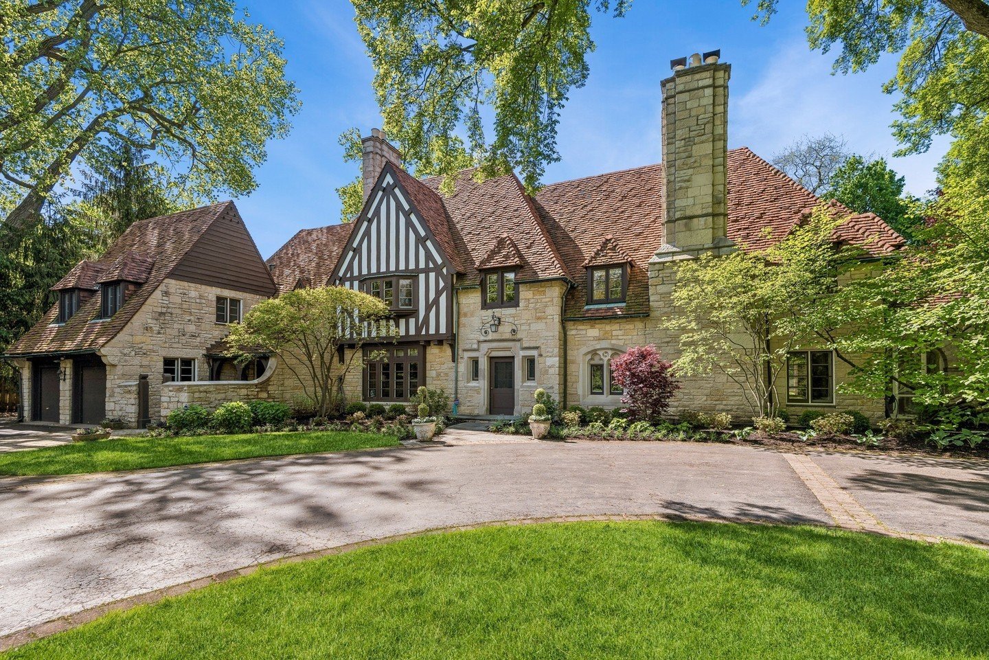 Just Listed in Wilmette!⁠
2743 Illinois Road - $2,850,000⁠
5 bedrooms, 5 1/2 baths, indoor pool, 7,000+ square feet⁠
⁠
Incredible property situated on 1.1 acres!⁠
⁠
Link in bio for more info!⁠
⁠
#wilmette #wilmetterealestate #winnetka #kenilworth #ne