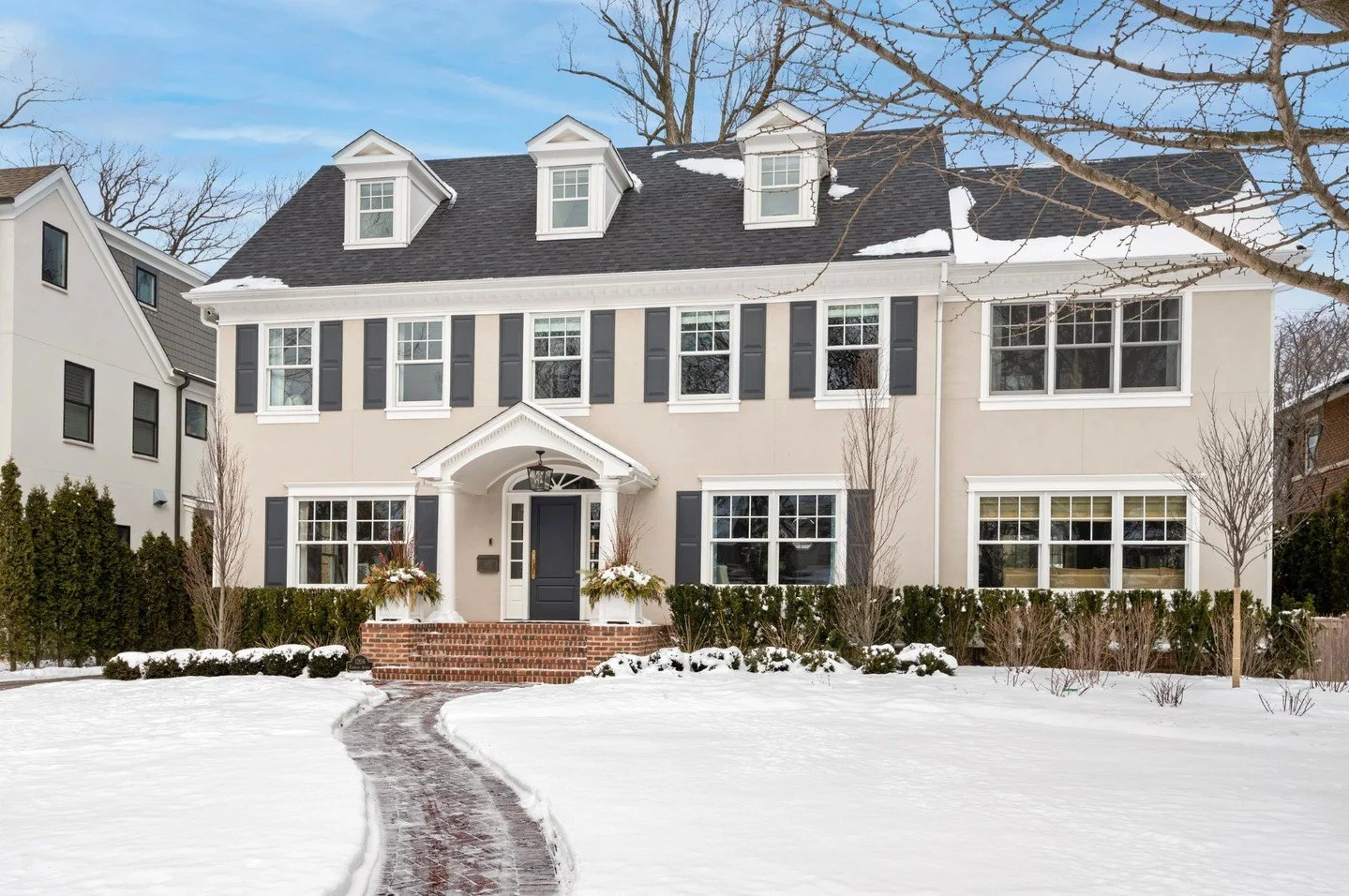 Let it snow! ❄️⁠
⁠
⁠
#wilmette #wilmetterealestate #newtrier #compass #compasschicago