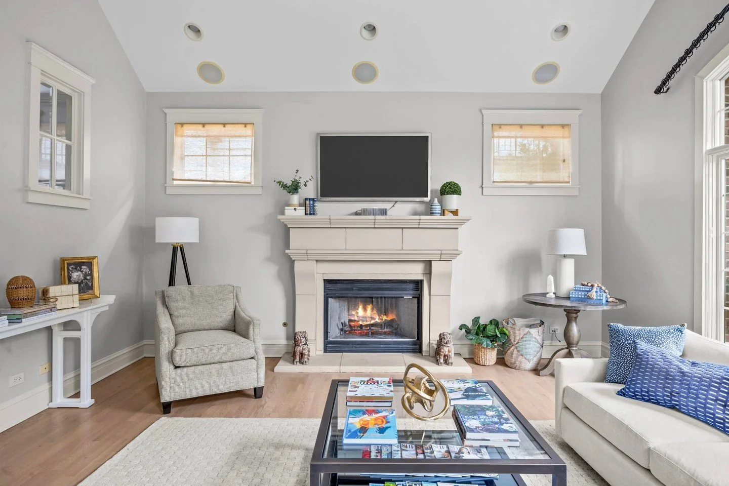 It's fireplace season 🔥 ⁠
⁠
⁠
#compasschicago#winnetka #newtrier #kenilworthrealestate #chicagosuburbs⁠ #wilmette