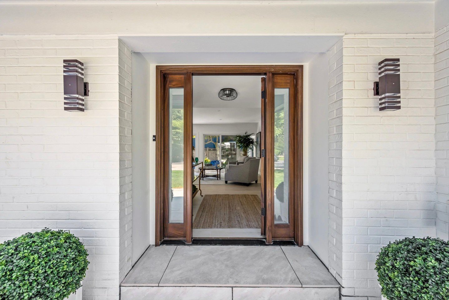 Welcome home! 🏡 ⁠
⁠
A front door is more than just an entrance. It&rsquo;s the beginning of so many memories inside.⁠
⁠
#wilmette #wilmetterealestate #winnetka #kenilworth #newtrier #compasschicago #chicagosuburbs #chicagonorthshore