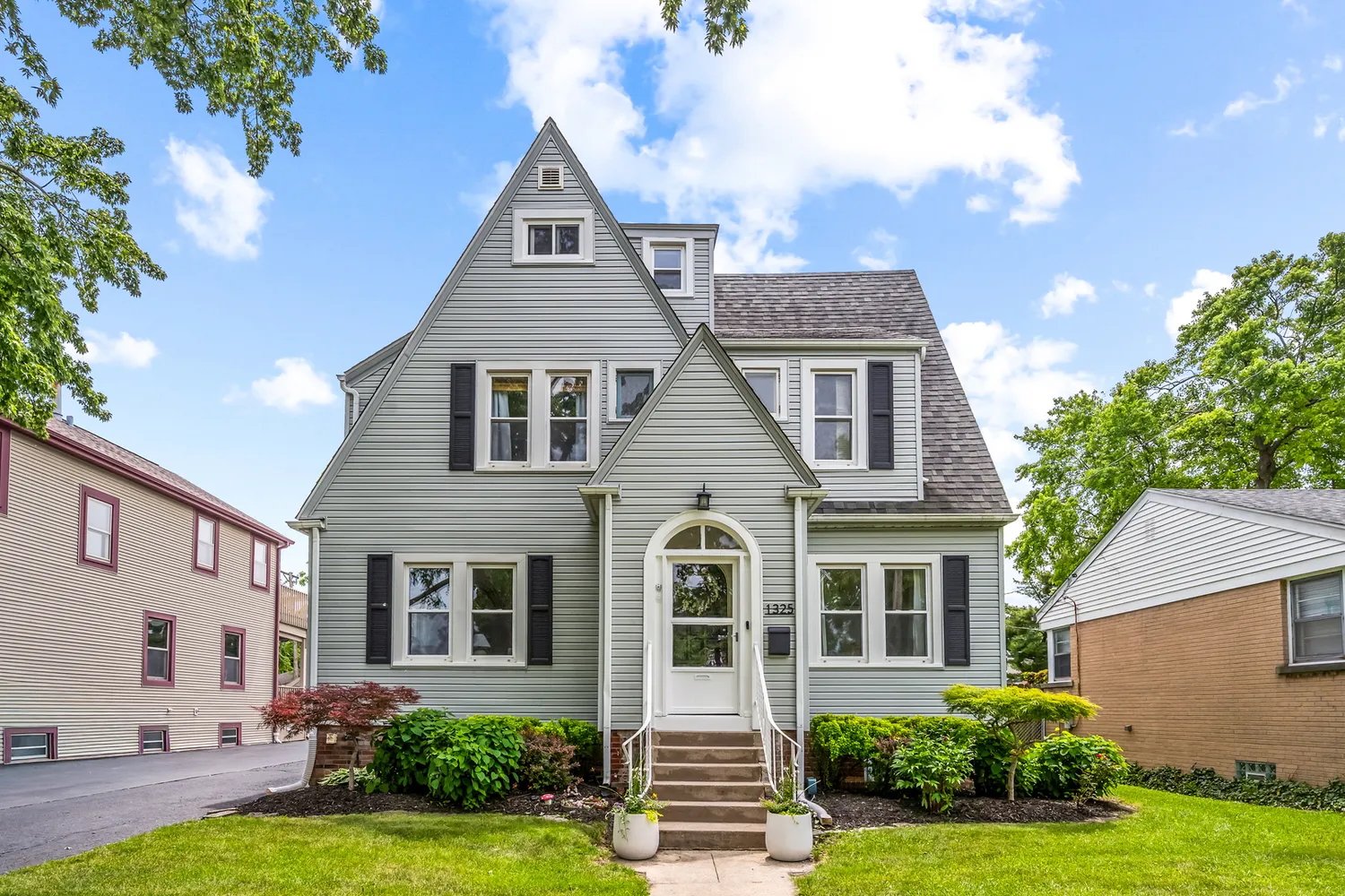 1325 E Walnut Ave, Des Plaines