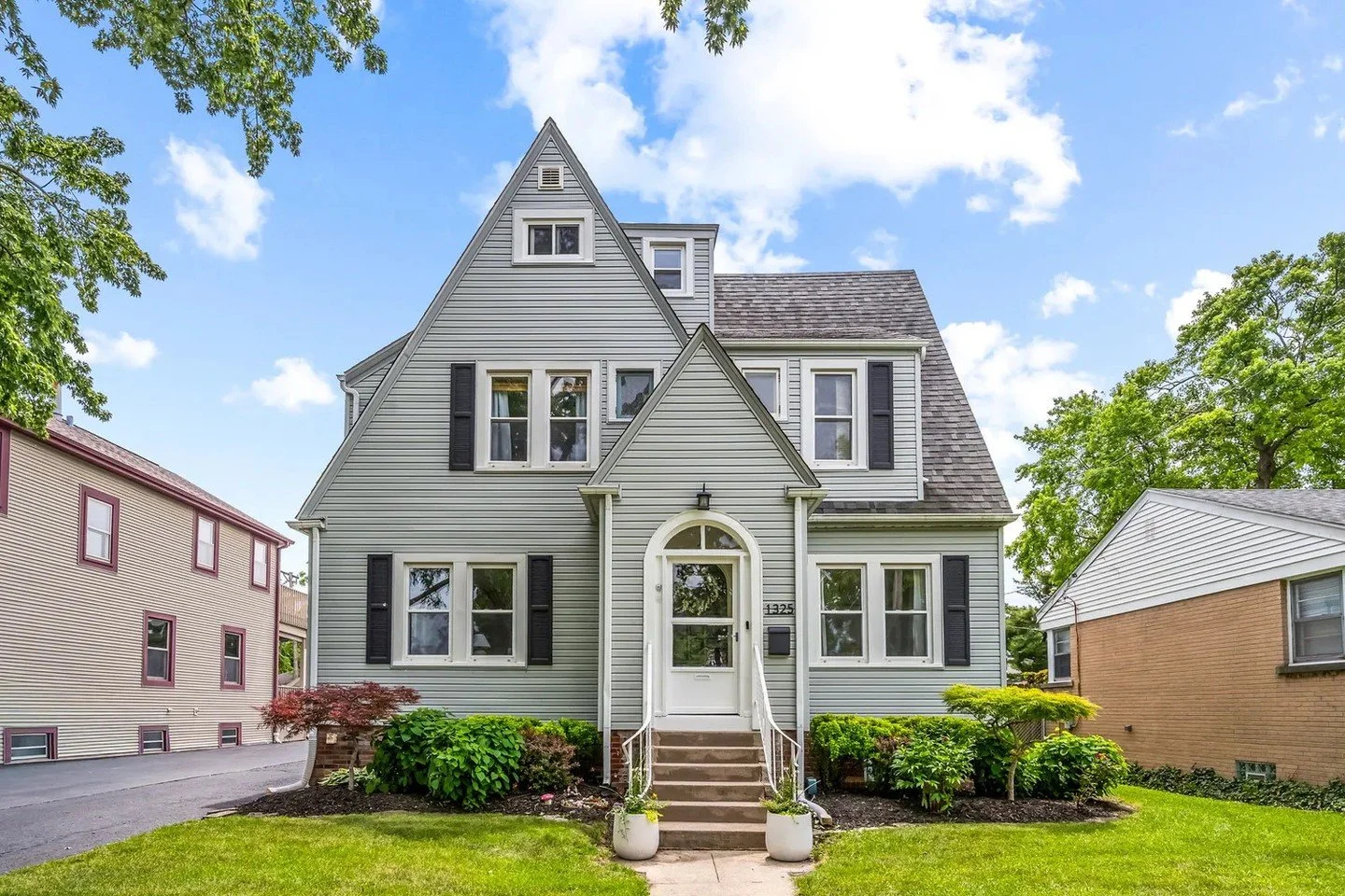 Just listed in Des Plaines!⁠
1325 E Walnut Ave⁠
⁠
4 Bedrooms⁠
2.1 Baths ⁠
2,200+ square feet⁠
⁠
Close to schools, parks, downtown Des Plaines, the Metra, restaurants, and shopping!⁠
⁠
Link in bio for more info!⁠
⁠
#desplaines #compass #compasschicago