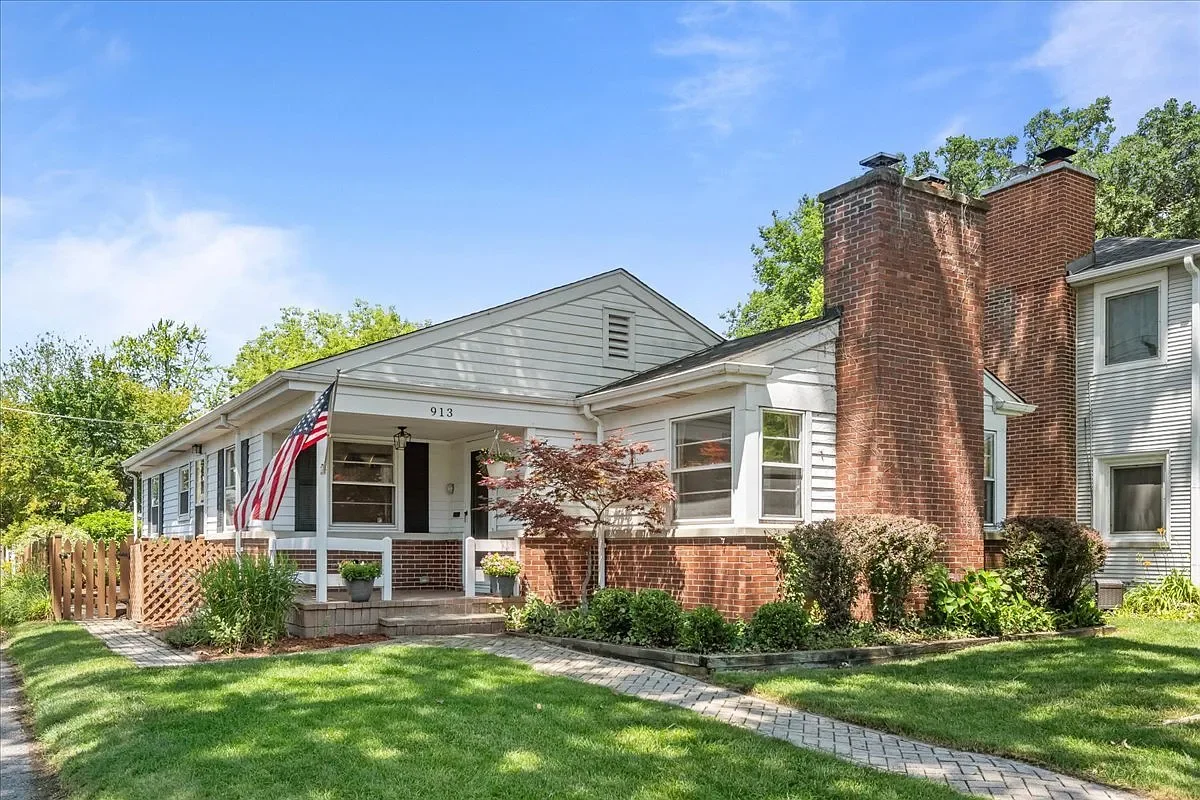 913 Cambridge Ln, Wilmette*