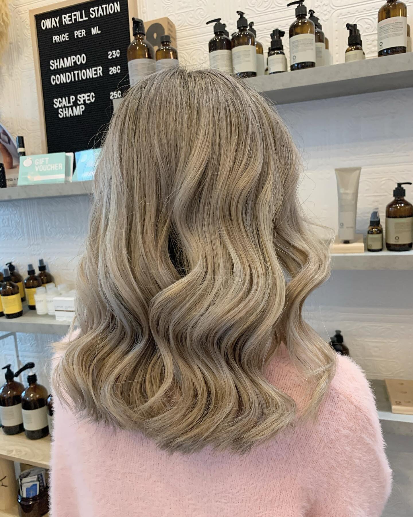 ICY BLONDE | BY SHALISA

🤍 How amazing does this colour look! Can you believe Phoebe has natural black hair 🤩 @hair.by.shalisa working her magic as always 💫

#hair#hairstyle#haircolour#haircolor#oway#owaycolour#haircut#style#fashion#beauty#trend#2