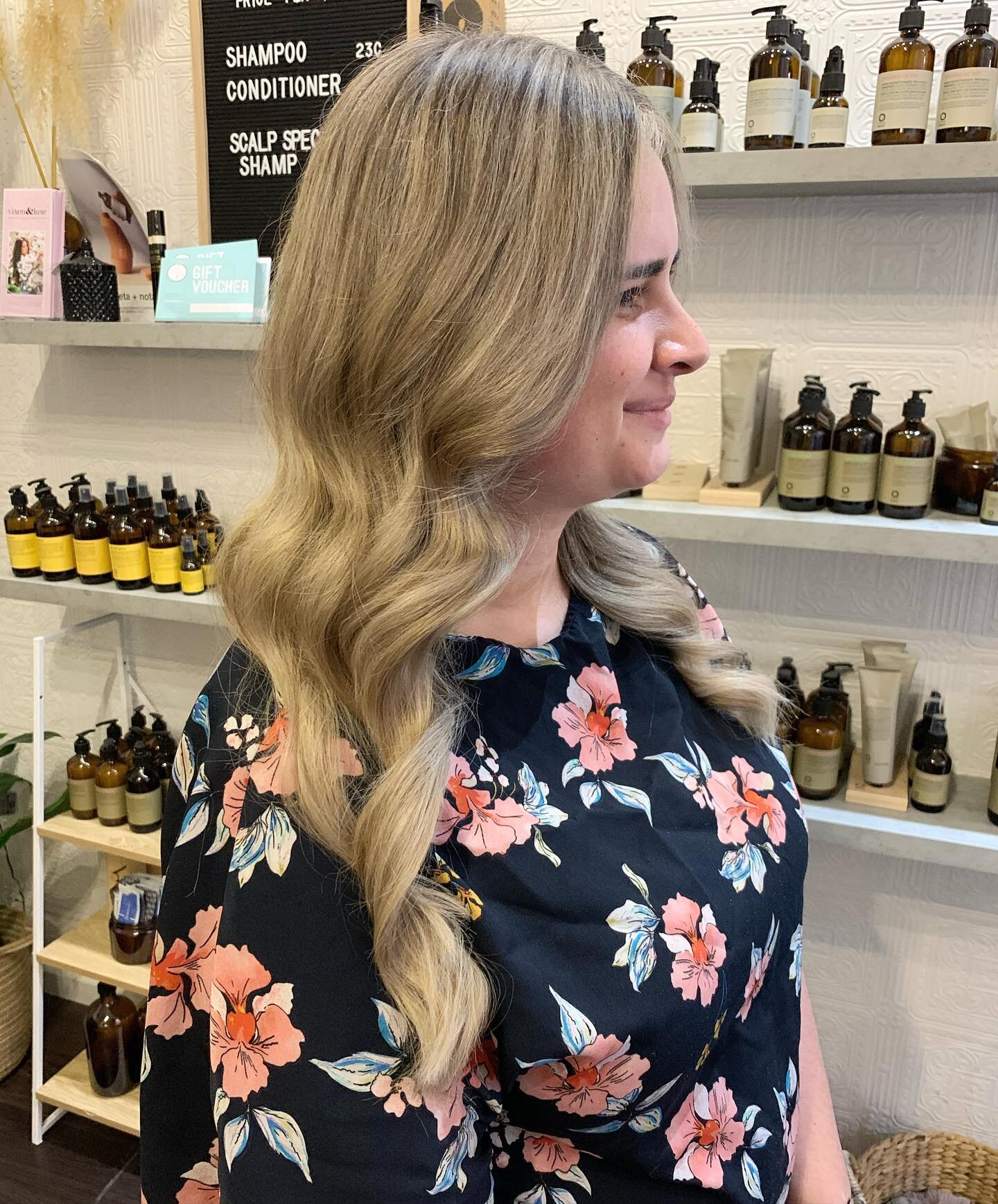 FULL HEAD OF FOILS | BY SHALISA

😍Love love love this dreamy blonde on our fav @aimeedhillontaylor ❤️
Swipe to check out her hair journey with us ✨

#hair#hairstyle#haircolour#haircolor#oway#owaycolour#haircut#style#fashion#beauty#trend#2021#inspira