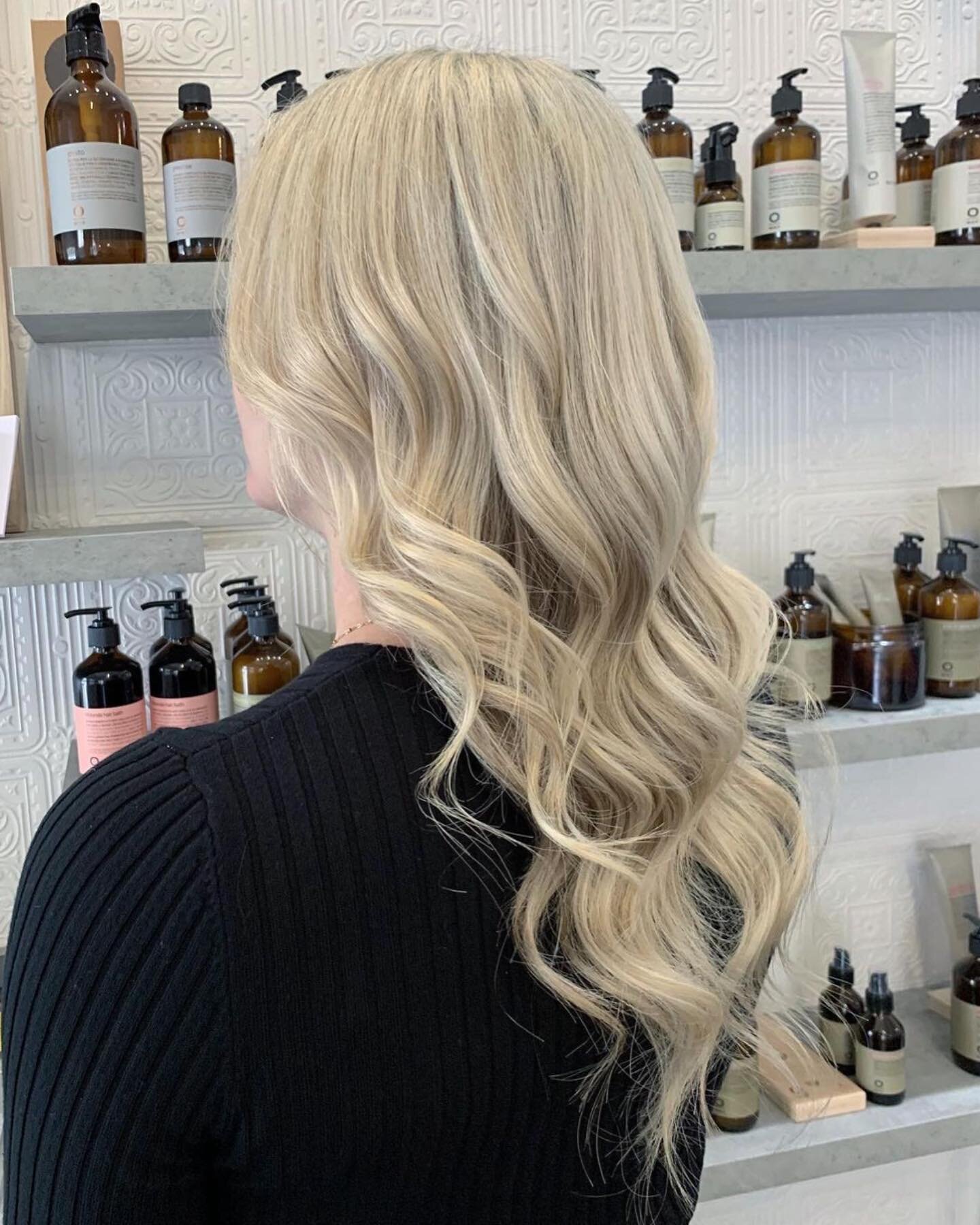 CLEAN BLONDE | BY ANNA

✨Check out this beautiful shiny colour by @anna_na_style 😍 

Thanks to the precious oils in @owayofficial Hbleach lightening butter, the structure of the hair fiber gets nourished, restored and leaves the hair soft and full o