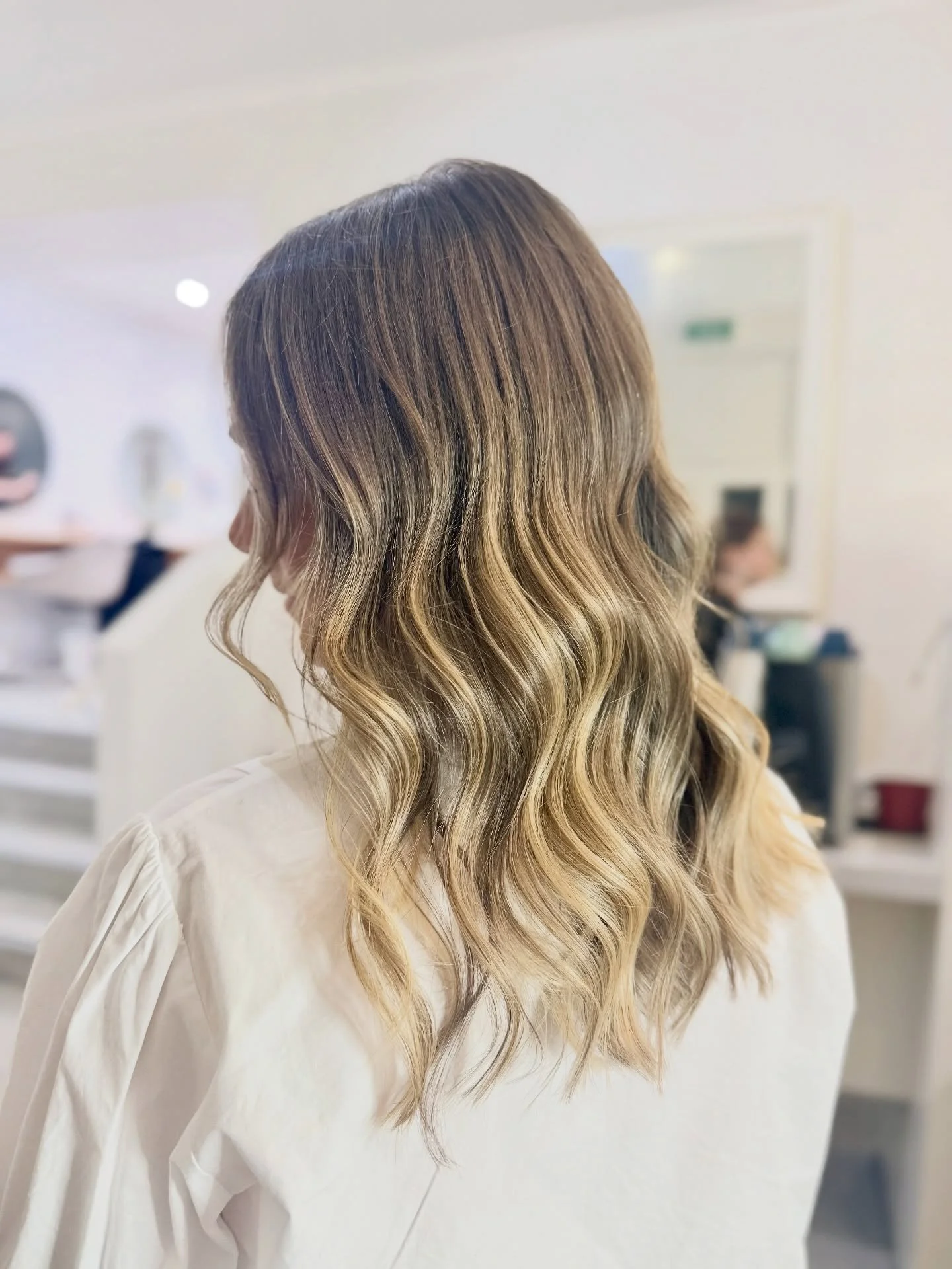 When a little chop + a lot of blonde makes all the difference 🙌✨

Using @sophichaircare and @owaynewzealand 🌱
Done by the lovely @hairbyjannike 💁🏼&zwj;♀️