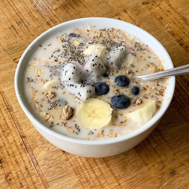 &iexcl;Buen apetito! Este cereal muesli con leche de almendras, frutas y nueces es una forma de romper el ayuno con un desayuno aunque sea la hora del almuerzo 😂😂😂 .

Lo importante es comer alimentos ricos en nutrici&oacute;n y no con calor&iacute