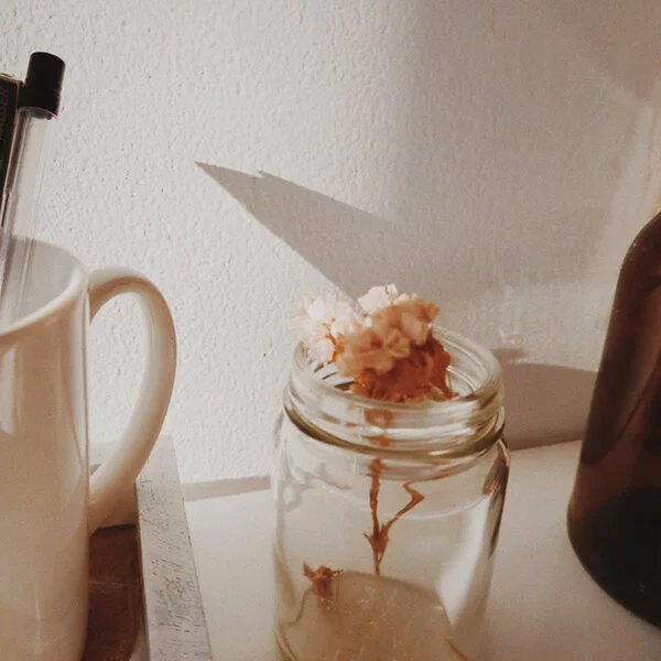How to decorate a cozy desk