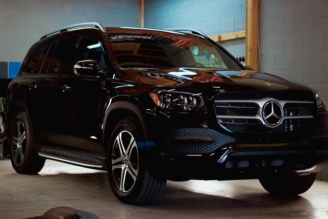 GLE 450 going stealth mode with a gloss black chrome delete.