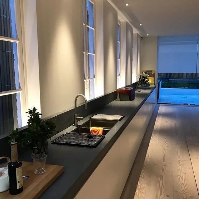 Backlighting kitchen splash back @visioneerbuilders @teschelectricsptyltd  #neverendingbench #electrician #lighting #lightingdesign #architecture #kitchendesign #kitchen #armadale #modernhomes #concealedlighting