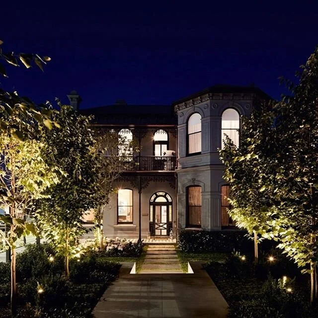 Beautiful renovation with garden lights show off the beautiful landscape entry @teschelectricsptyltd @visioneerbuilders #hawthorn #renovationoftheyear #electrician #dynalite #homeautomation #lightingdesign #landscapes #externallighting #gardenlightin