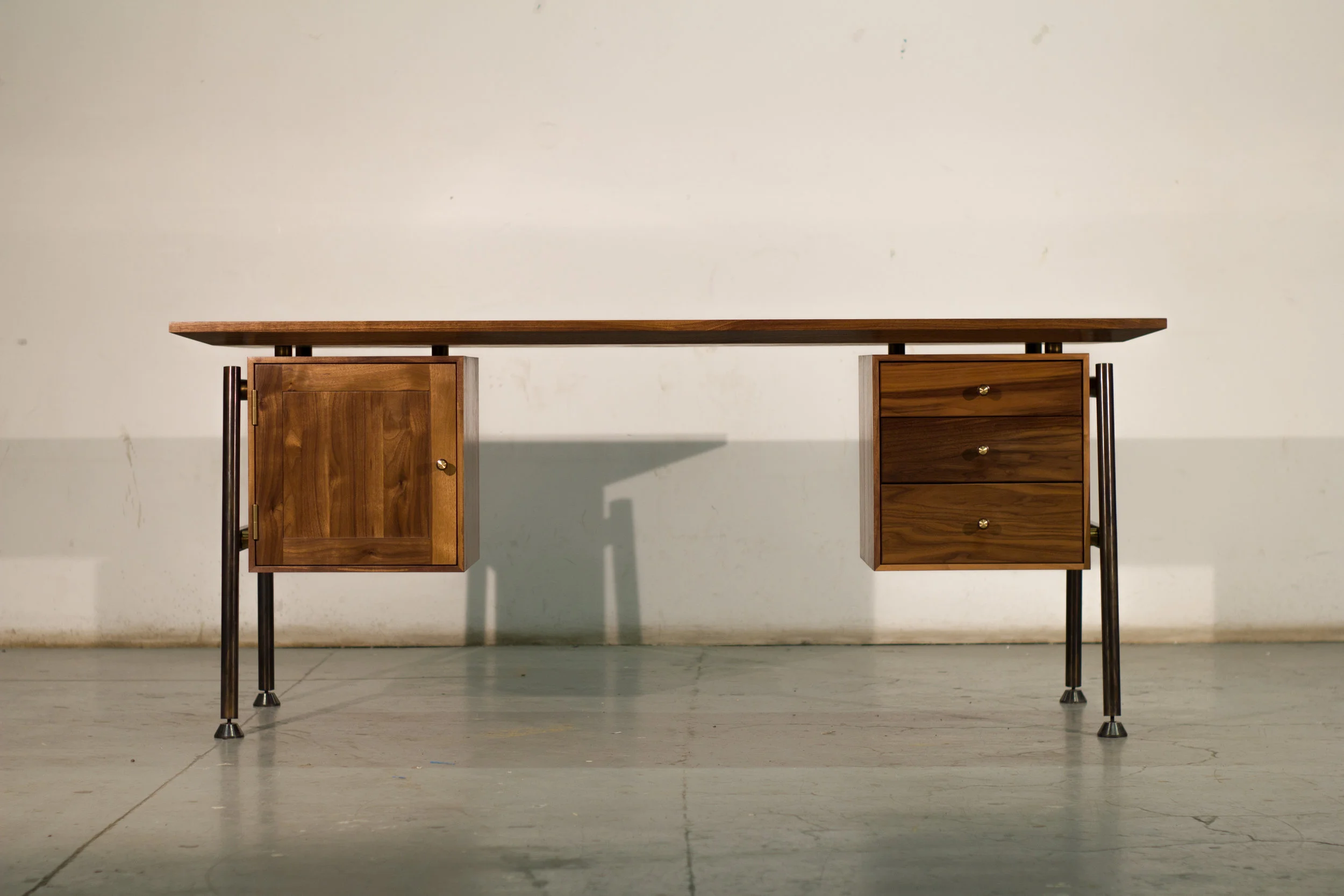 TABLE : WALNUT, STEEL, BRASS