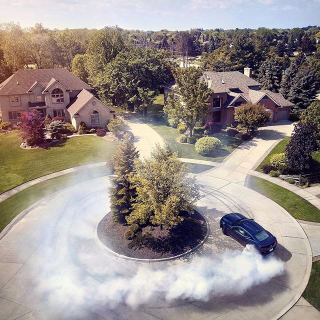 Who doesn&rsquo;t like donuts 🍩?! Making friends with the neighbours.. #dji #dronephoto #camaro #burnout @caranddriver #neighborhood #chevycamaro #donut #apaphoto #carsofinstagram